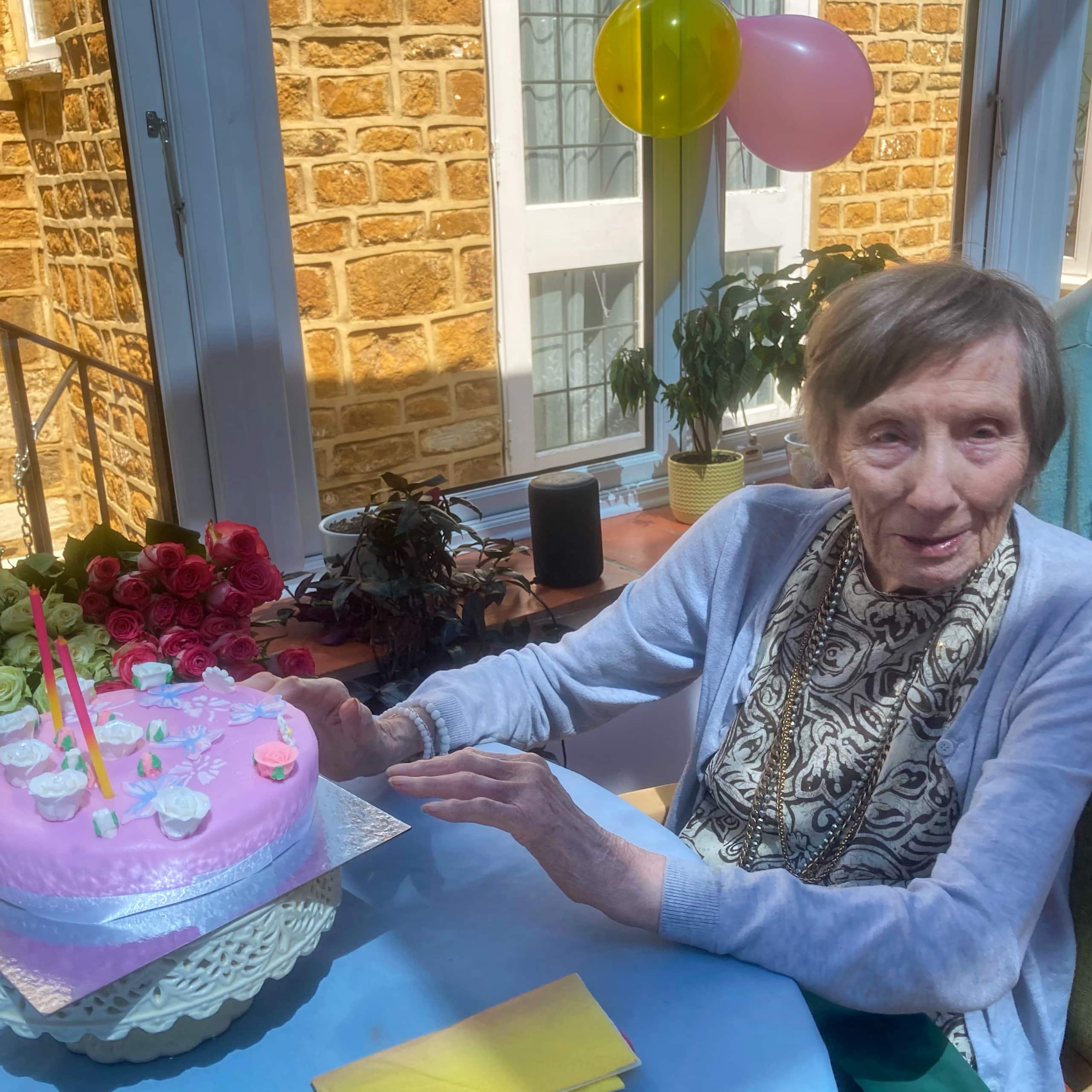 Deddington care home resident Joan Hearmon celebrates her 101st birthday at Featherton House with 101 roses and a floral-designed birthday cake.
